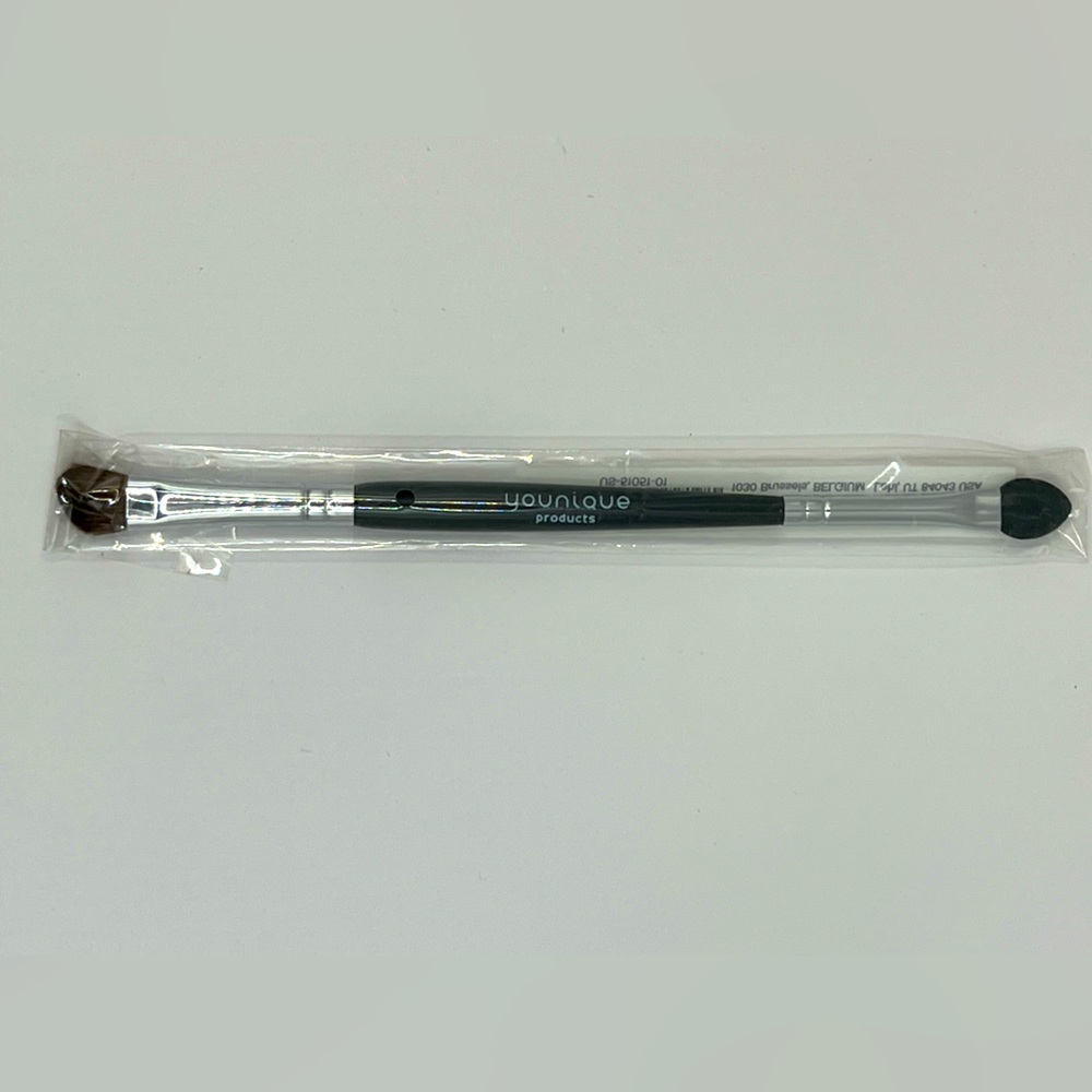 YOUNIQUE angled shadow/sponge brush -new packaging